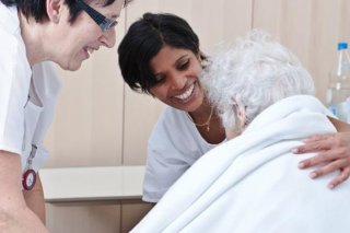 Des cours de français pourront être suivis tout au long de la formation d'auxiliaire de santé.